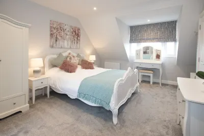 Stunning newly built harbourside 3-bed property-3 mins walk from beach and pier