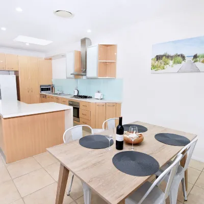Point Bulli Hotels near Figure Eight Pools