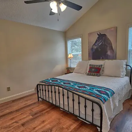 Charming 2-bedroom house with WiFi, AC nestled in the mountains of clayton