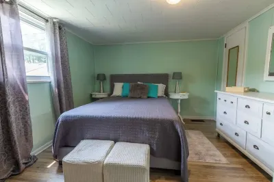 Graham and Kay's UIndy Cottage. 3 bedrooms, 10 min from downtown. Hotels near Walmart Supercenter