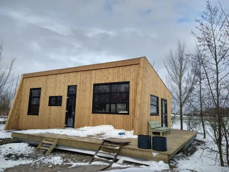 Swarm - 3 Waterlodges Naast Elkaar in Friesland Отели в г. Grouw