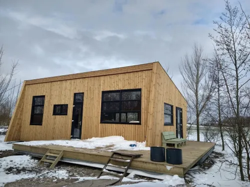 Swarm - 3 Waterlodges Naast Elkaar in Friesland