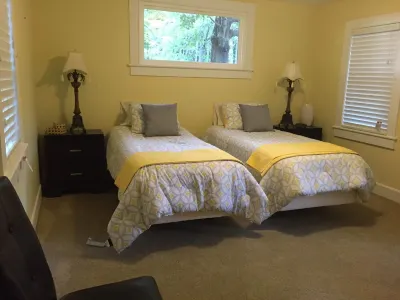 Laurel Lake Luxury 4BR, 4.5 Bath, Ranch on Fox Hollow Estate Отели рядом с достопримечательностью «Ли Премиум Аутлетс»