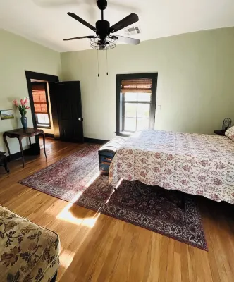 Charming 1800's fully modernized farmhouse in downtown Silver City- pet friendly Hotels near Encore