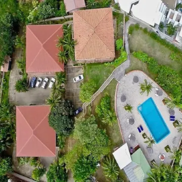 Tropical Condo with Spectacular Ocean Views, Panoramic Dining Terrace & Quick Walk to Beach