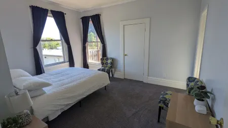 Sunny 1BR in Gorgeous Berkeley Victorian Отели рядом с достопримечательностью «University of California Museum of Paleontology»