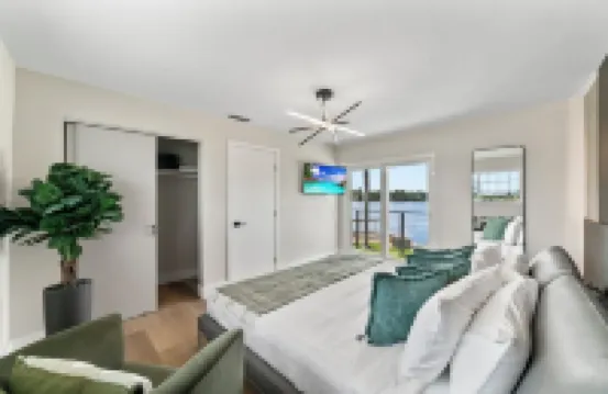 Lakefront Luxe Home/Heated Pool/Spa/Playroom & BBQ Hotels in Miami Gardens