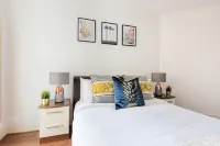 액튼의 발코니가 있는 세련된 2 베드 플랫