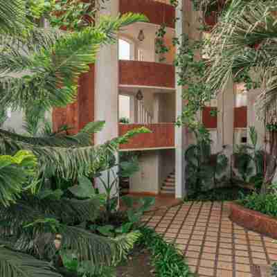 Modern 2BHK w Rooftop Pool 10 Mins Drive to Beach Hotel Exterior