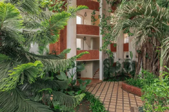 Modern 2BHK w Rooftop Pool 10 Mins Drive to Beach