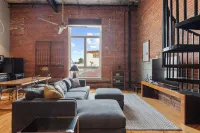 Urban Chic Meets Southern Comfort – Industrial Modern Loft in Downtown Lafayette Hotel in zona Lafayette Art Association & Gallery