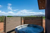 Winery Ranch Bungalow, Romantic Getaway with Private Hot Tub!