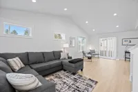 Modern 3Br, Fast WiFi, Free Parking, I-90 Access