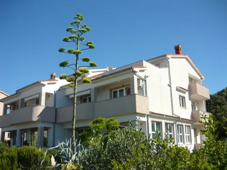 Red Jadro apartment, 250 from the sea, with 32m2 terrace Отели в г. Барбат на Рабу