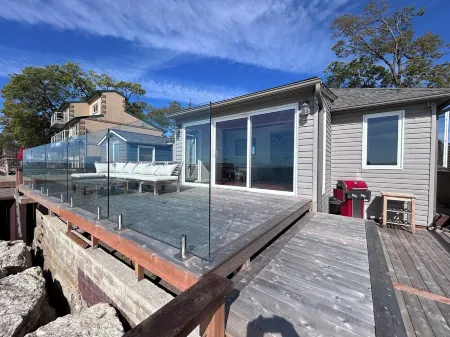 Beautiful sunsets await you at The Beach House Отели в г. Лимингтон