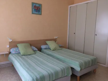 beau studio avec 2 lits ( lits fait pour votre arrivée) Отели в г. Нери-ле-Бен