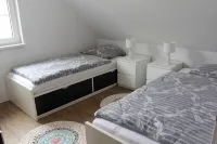 Romantic apartment in thatched house (upper floor) with large garden, child-friendly Hotels near Streckelsberg