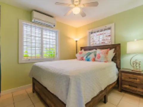 Beachfront Home with Large Deck. Walk to Restaurants.  Near Downtown. Hotels in Northwest