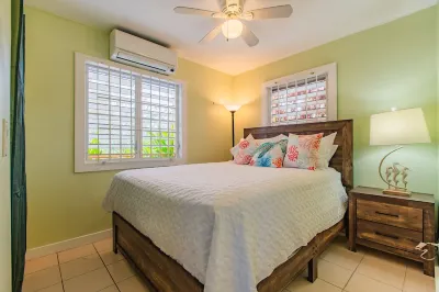 Beachfront Home with Large Deck. Walk to Restaurants.  Near Downtown. Hotels in 