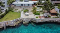 Private Oceanfront Villa / Fully Staffed / daily cleaning and concierge.