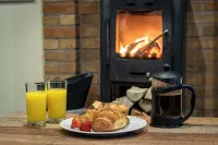 Farley; woodland lodge for 8 with hot tub, log burner, BBQ, near Alton Towers.