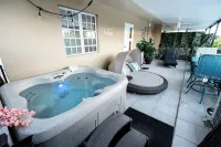 Luxury Retreat with Private Jacuzzi and Mountain Views. FREE Parking and Laundry