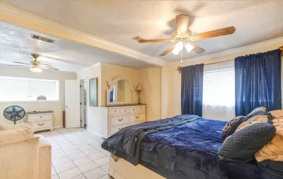 Perfect home away from home. Excellent weekend getaway. Hotels near Woodforest Square