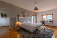 Entire villa with swimming pool and padel court, near the beach. 14 people. Hotel a 
