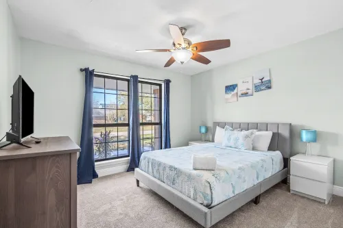 Private Pool Modern Elegant Contemporary Ranch-Style Home, 5 mins to NASA/Kemah