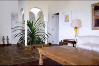 Elegant beach front apartment, pool, daily housekeeping, fast speed wi-fi