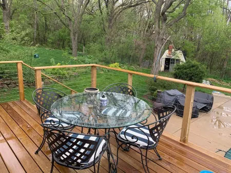 Spacious country retreat w/pool 10 minutes to downtown Madison! Pet friendly!