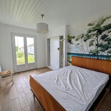 Maison Avec Jardin au Centre de L'île à Proximité des Attractions et Plages Отели в г. Сен-Пьер-д'Олерон