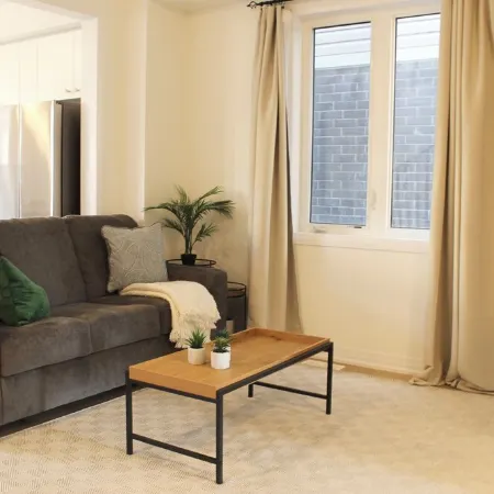 Newly Built 3-bedroom house with WiFi, Parking and AC 15 mins to the Falls