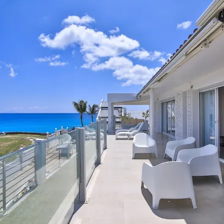 Stunning Penthouse on Mullet Bay beach
