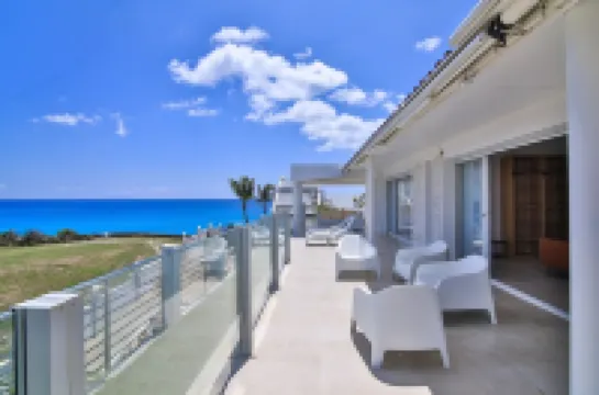 Stunning Penthouse on Mullet Bay beach