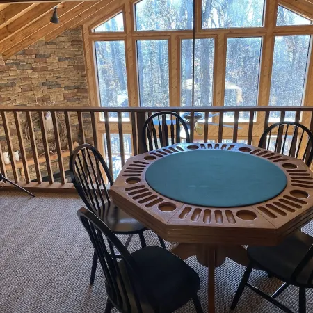 Gorgeous Chalet Getaway with Cabin Feel sleeps 10 at Innsbrook Resort