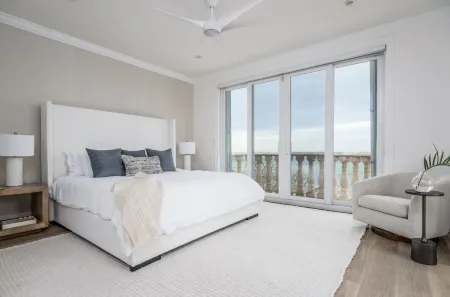 Oceanfront South Sound Home with magical sunsets! Отели в г. Патрикс Айленд