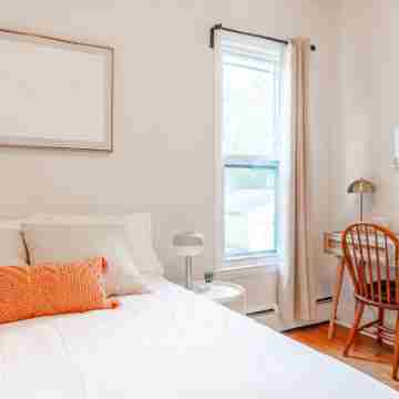 East Rock Gem: 5 min to Yale, King Bed, Fast WiFi & Parking Rooms