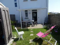 Independent studio + enclosed garden.800 m from Plage du Ster and 5 kms from La Torche