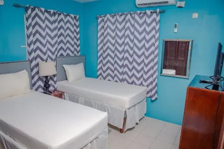 5-Bedroom Retreat Near Beach