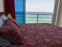 Spectacular Penthouse Ocean View Across From Beach. Free parking on Street! Hotel di 