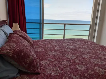 Spectacular Penthouse Ocean View Across From Beach. Free parking on Street!