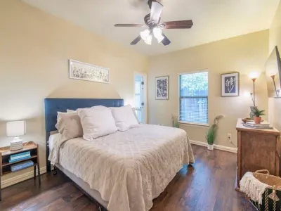 The First Place- Gorgeous 3/2 walk to Square/TWU Hotels near University of North Texas