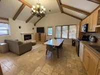 Private Wasaga Retreat Just 1.5min Walk To Beach! 와사가비치 호텔