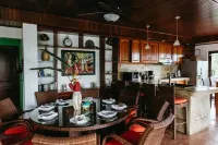 Casa Mirador: Pool, Swim up Bar, Slide in central location!