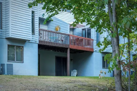 Charming Condo for Sun or SnowNear Lake Michigan & Ski Resorts3 King, 1 Queen