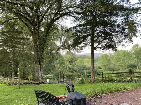 Mountain View Farmhouse, pool/hot tub, fire pit, 4 seasons porch, game room