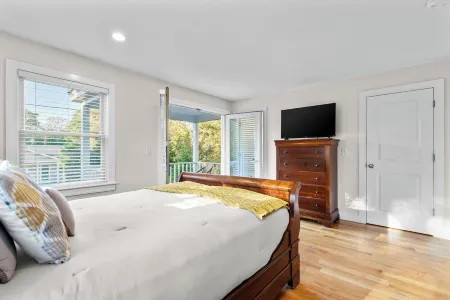 Beautiful Custom Home In Oak Bluffs