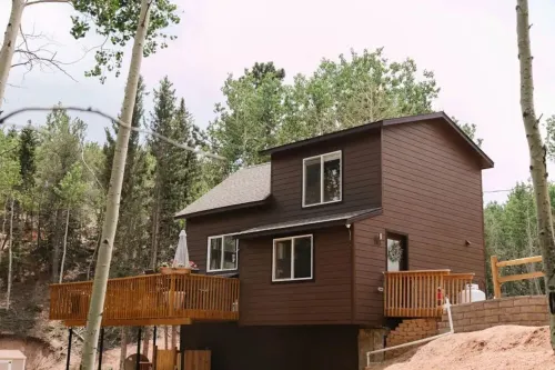 Beautiful Winter Getaway Among Aspen and Wildlife