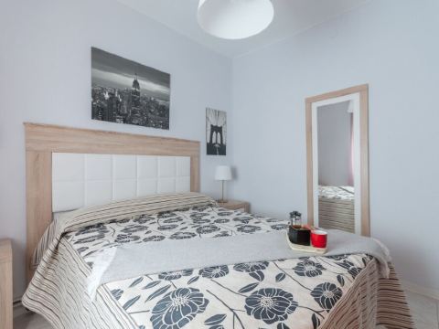 21 Gumers Wifi Metro A / C free street parking for families friends & couples